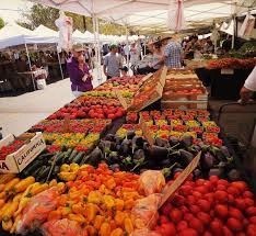 Colorful display of fruits at the ,arrêt